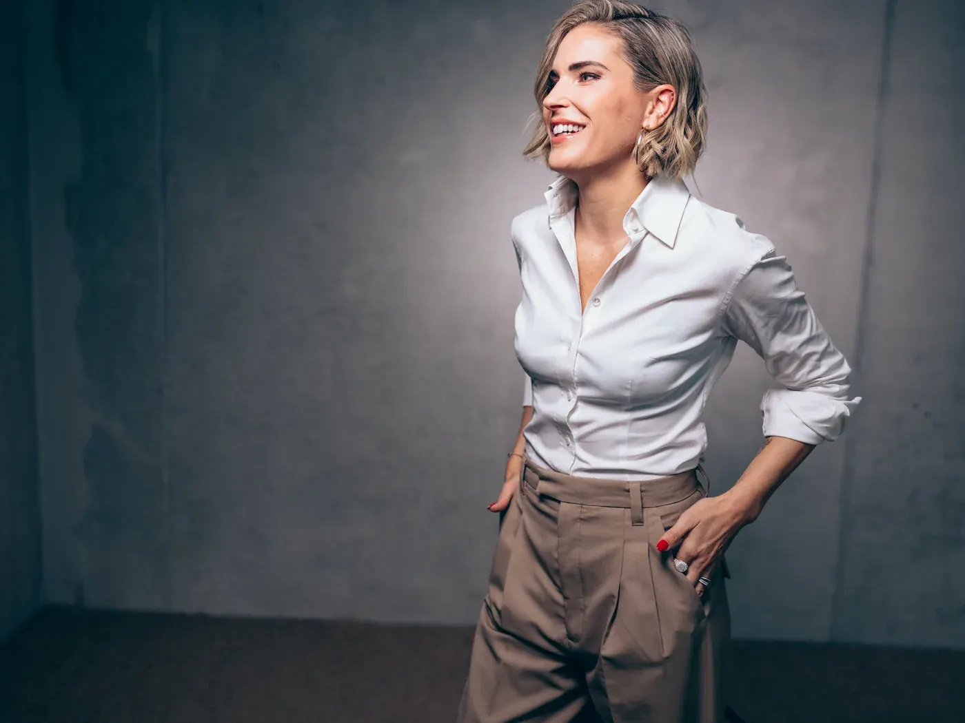 Elke Rock in weißer Bluse, Hände in den Hüften